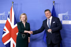 Bà Liz Truss trong cuộc gặp Phó Chủ tịch Ủy ban châu Âu Maros Sefcovic ở Brussels (Bỉ), ngày 21/2/2022. (Ảnh: AFP/TTXVN)