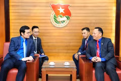 Ông Bùi Quang Huy tiếp ông Monxay Laomuaxong, Bí thư Trung ương Đoàn Thanh niên Nhân dân cách mạng Lào. (Ảnh: Minh Đức/TTXVN)