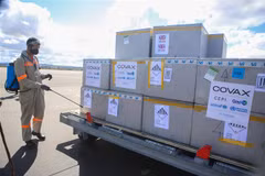 Chuyên gia cho rằng cơ chế COVAX đã sớm quá tải do các nước giàu tiếp cận nhanh hơn khiến các nước khác bị tụt lại phía sau. (Ảnh: AFP/TTXVN)