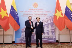 Bộ trưởng Ngoại giao Bùi Thanh Sơn với Bộ trưởng Ngoại giao Cộng hòa Bolivar Venezuela Yvan Gil Pinto. (Ảnh: Lâm Khánh/TTXVN)