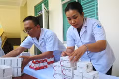 Cấp phát thuốc miễn phí cho nữ đoàn viên, người lao động. (Ảnh: Ánh Tuyết/TTXVN)
