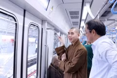 Các đại biểu Đoàn Mặt trận Tổ quốc Việt Nam Thành phố Hồ Chí Minh trải nghiệm chạy thử tuyến Metro số 1 (Bến Thành- Suối Tiên).(Ảnh: Xuân Khu/TTXVN)