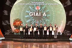 Phóng viên Võ Mạnh Hùng (thứ ba từ trái sang) đại diện nhóm tác giả Báo Điện tử VietnamPlus nhận Giải A cho loạt bài Làm chủ 'sức mạnh mềm' nhân quyền: Việt Nam tự tin tiến vào 'sân chơi lớn'. (Ảnh: Hiếu Hoàng/Vietnam+)