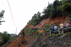 Mùa mưa bão mới bắt đầu, người dân cần nâng cao cảnh giác sạt lở đất