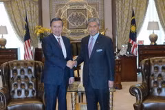 Bộ trưởng Tô Lâm và Phó Thủ tướng kiêm Bộ trưởng Nội vụ Malaysia Ahmad Zahid Hamidi. (Ảnh: Hoàng Nhương/Vietnam+)