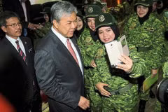 Phó Thủ tướng Malaysia Ahmad Zahid Hamidi chụp ảnh Selfie với một số thành viên RELA trong buổi lễ nâng cấp của RELA tại Putrajaya. (Nguồn: thestar.com.my)