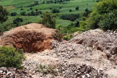 Một khu vực bị khai thác vàng trái phép. (Nguồn: TTXVN)