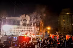Biểu tình bạo động tại Đại sứ quán Saudi Arabia ở Tehran, Iran ngày 2/1. (Ảnh: AFP/TTXVN)