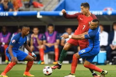 Hậu vệ Patrice Evra (trái) và tiền đạo Dimitri Payet (trái) của Pháp truy cản quyết liệt tiền đạo Bồ Đào Nha Cristiano Ronaldo. (Nguồn: AFP/TTXVN)
