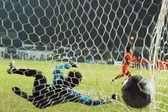 Quả đá penalty quyết định của Kim Tiến. (Ảnh: Mạnh Tuấn)