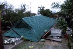 Một nhà dân ở dọc bờ kè thành phố Tuy Hòa bị sập. (Ảnh: Thế Lập-Ly Kha/TTXVN)