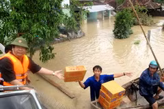 Cứu trợ cho người dân vùng ngập lũ. (Ảnh: Viết Ý/TTXVN)