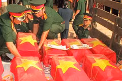 Đưa hài cốt liệt sĩ đi an táng. (Ảnh: Đăng Lâm/TTXVN)