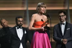 Taylor Swift lên nhận giải. (Nguồn: usatoday.com)