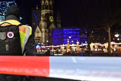 Cảnh sát sơ tán khu chợ Giáng sinh Breitscheidplatz. (Nguồn: EPA)