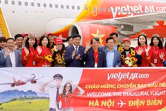 Hành khách và tổ bay trên đường bay mới Hà Nội-Điện Biên vừa được Vietjet Air khai thác. (Ảnh: PV/Vietnam+)