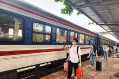 Tổng công ty Đường sắt Việt Nam sẽ tăng nhiều tàu khách trên các tuyến dịp nghỉ lễ Quốc khánh 2/9. (Ảnh: Việt Hùng/Vietnam+) 