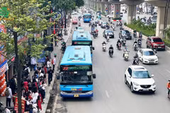 Xe buýt vẫn là phương tiện vận tải công cộng chủ lực của thành phố Hà Nội. (Ảnh: PV/Vietnam+)