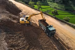 Nhà thầu thi công nâng cấp một tuyến Quốc lộ tại khu vực các tỉnh miền núi phía Bắc. (Ảnh: Việt Hùng/Vietnam+)