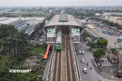 Tuyến đường sắt đô thị Cát Linh-Hà Đông đang thu hút được một lượng lớn hành khách đi lại. (Ảnh: Việt Hùng/Vietnam+)