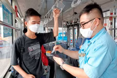 Hà Nội đã thí điểm hệ thống vé điện tử tới 37 tuyến. (Ảnh: Việt Hùng/Vietnam+)