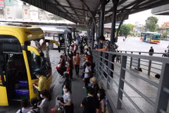 Các bến xe tại Hà Nội đang bị sụt giảm hành khách quay trở lại đón xe khách tuyến cố định. (Ảnh: Hoài Nam/Vietnam+)
