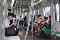 Hành khách đi tàu Cát Linh-Hà Đông. (Ảnh: Nguyễn Minh Hằng/Vietnam+)