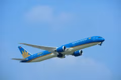 Sức khỏe khách nguy cấp, máy bay Vietnam Airlines đi Hà Nội hạ cánh Đà Nẵng. (Ảnh: PV/Vietnam+)