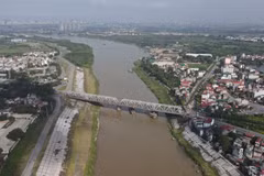 Một cầu đường sắt đang được sử dung chung cho cả chạy tàu hỏa và phương tiện đường bộ. (Ảnh: PV/Vietnam+)