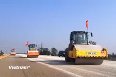 Nhà thầu thi công nền đường một dự án thành phần cao tốc. (Ảnh: Việt Hùng/Vietnam+)