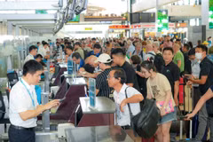 Hành khách làm thủ tục đi máy bay tại Cảng Hàng không quốc tế Nội Bài. (Ảnh: PV/Vietnam+)