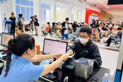 Vé tàu hỏa được ngành Đường sắt triển khai với nhiều hình thức khác nhau nên rất thuận lợi cho hành khách. (Ảnh: PV/Vietnam+)