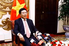 Phó Thủ tướng, Bộ trưởng Ngoại giao Phạm Bình Minh, Chủ tịch Ủy ban Quốc gia APEC 2017 trả lời phỏng vấn báo chí . (Ảnh: An Đăng/TTXVN)