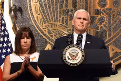 Phó Tổng thống Mỹ Mike Pence phát biểu tại lễ tưởng niệm. (Nguồn: AFP/TTXVN)