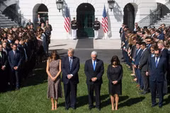 Tổng thống Mỹ Donald Trump và Phu nhân cùng Phó Tổng thống Mỹ Mike Pence và Phu nhân tại lễ mặc niệm tưởng nhớ các nạn nhân trong vụ xả súng ở Las Vegas, ngày 2/10. (Nguồn: AFP/TTXVN)