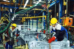 Công nhân lắp ráp ôtô tại Nhà máy ôtô Huyndai Thành Công Việt Nam. (Ảnh: Thống Nhất/TTXVN)