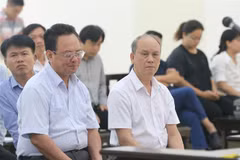 Bị cáo Trần Văn Minh, cựu Chủ tịch UBND thành phố Đà Nẵng, và các bị cáo tại phiên tòa. (Ảnh: Doãn Tấn/TTXVN)