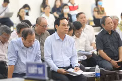 Bị cáo Văn Hữu Chiến, nguyên Chủ tịch thành phố Đà Nẵng và đồng phạm tại phiên tòa. (Ảnh: Doãn Tấn/TTXVN)