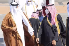 Quốc vương Qatar Tamim bin Hamad Al-Thani và Thái tử Saudi Arabia Mohammad Bin Salman. (Ảnh: EPA)