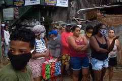 Brazil: Người dân Rio xếp hàng dài chờ nhận bữa ăn miễn phí