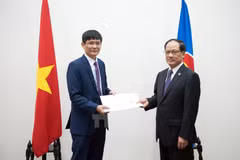Đại sứ Nguyễn Hoành Năm và Tổng Thư ký ASEAN Lê Lương Minh. (Ảnh: Trần Hiệp/TXVN)