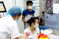 Mỗi tháng, Bệnh viện bệnh Nhiệt đới Trung ương có khoảng 2.000 bệnh nhân viêm gan đến khám, xét nghiệm, điều trị định kỳ. (Ảnh: Dương Ngọc/TTXVN)