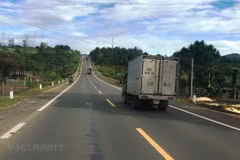 Phương tiện lưu thông trên một đoạn tuyến đường quốc lộ được cải tạo, nâng cấp. (Ảnh: Việt Hùng/Vietnam+)