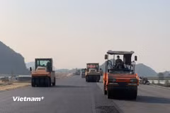 Nhà thầu thi công thảm nhựa nền đường Dự án cao tốc Bắc-Nam phía Đông. (Ảnh: Việt Hùng/Vietnam+)