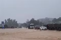 Tuyến đường Hồ Chí Minh ngang qua địa phận xã Phúc Đồng (huyện Hương Khê) bị ngập sâu. (Ảnh: TTXVN phát)