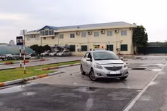 Học viên học lái xe trong sa hình tại một cơ sở đào tạo lái xe của Hà Nội. (Ảnh: Việt Hùng/Vietnam+)
