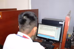 Học viên thi sát hạch lý thuyết trên máy tính tại một cơ sở đào tạo, sát hạch lái xe ở Hà Nội. (Ảnh: Việt Hùng/Vietnam+)