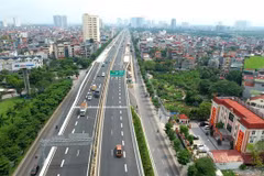 Phương tiện lưu thông trên tuyến đường Vành đai. (Ảnh: Văn Hào/Vietnam+)