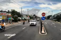 Phương tiện lưu thông trên đoạn tuyến Quốc lộ 91. (Ảnh: Việt Hùng/Vietnam+)