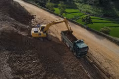 Nhà thầu thi công nâng cấp, cải tạo một dự án đường Quốc lộ. (Ảnh: Việt Hùng/Vietnam+)